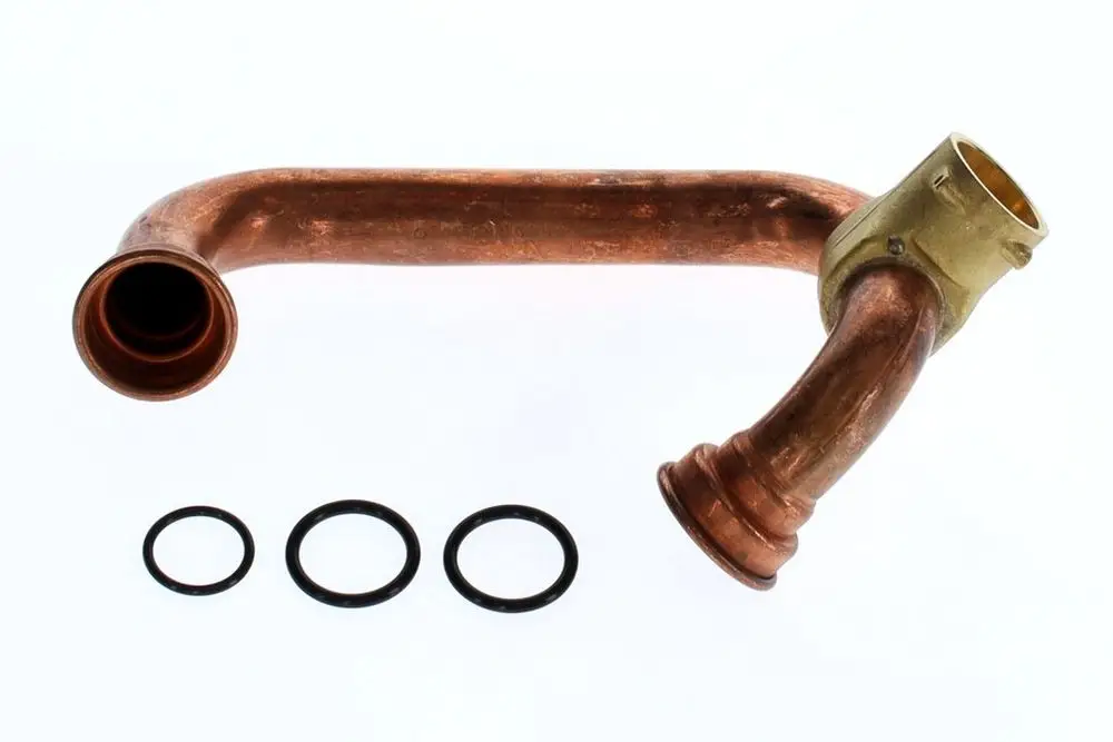 Kupferrohr mit einem Bogen und einem Anschlussteil, dazu drei O-Ringe, geeignet für Heizungsanwendungen, Marke Bosch.